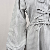Robe Longue Gris Clair à Rayures Verticales et Nœuds Élégants