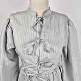 Robe Longue Gris Clair à Rayures Verticales et Nœuds Élégants