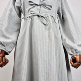 Robe Longue Gris Clair à Rayures Verticales et Nœuds Élégants