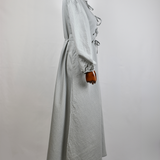 Robe Longue Gris Clair à Rayures Verticales et Nœuds Élégants